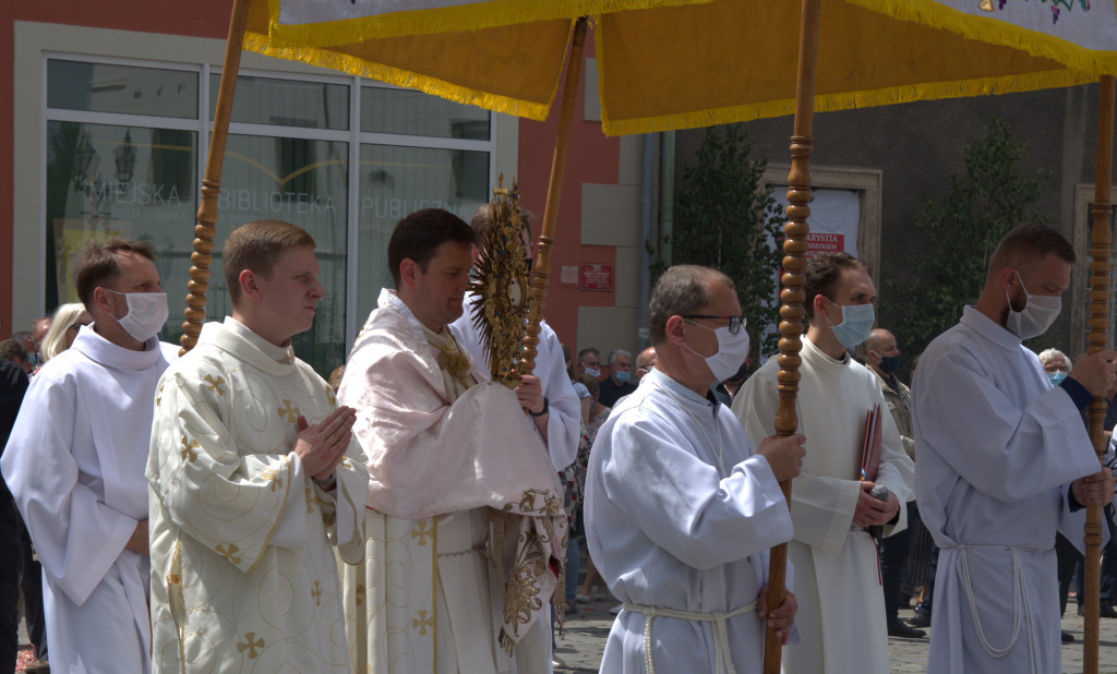 Boże Ciało i procesje w czasie epidemii. Mimo utrudnień i ograniczeń było bardzo uroczyście (ZDJĘCIA)