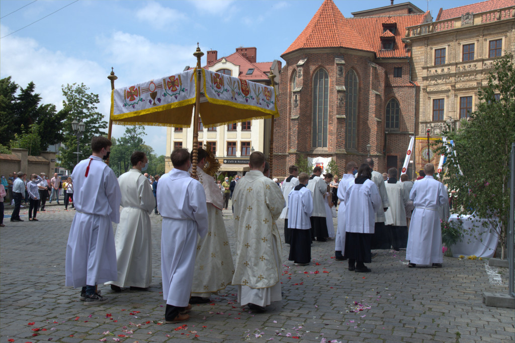 Boże Ciało i procesje w czasie epidemii. Mimo utrudnień i ograniczeń było bardzo uroczyście (ZDJĘCIA)
