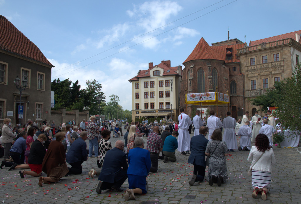 Boże Ciało i procesje w czasie epidemii. Mimo utrudnień i ograniczeń było bardzo uroczyście (ZDJĘCIA)