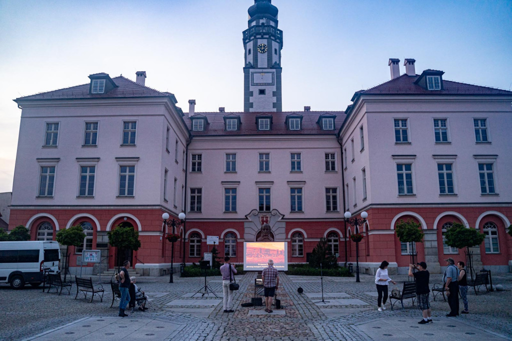 Hołd dla ofiar pierwszego transportu do KL Auschwitz. Projekcja filmów w Grodkowie