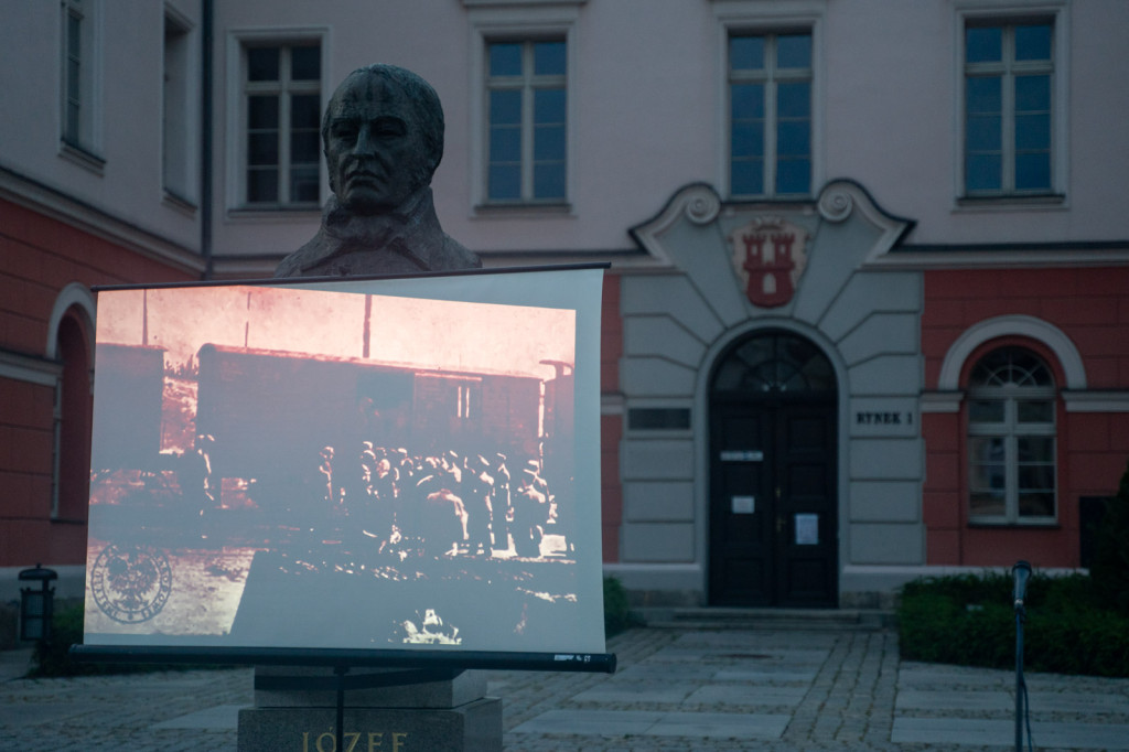 Hołd dla ofiar pierwszego transportu do KL Auschwitz. Projekcja filmów w Grodkowie