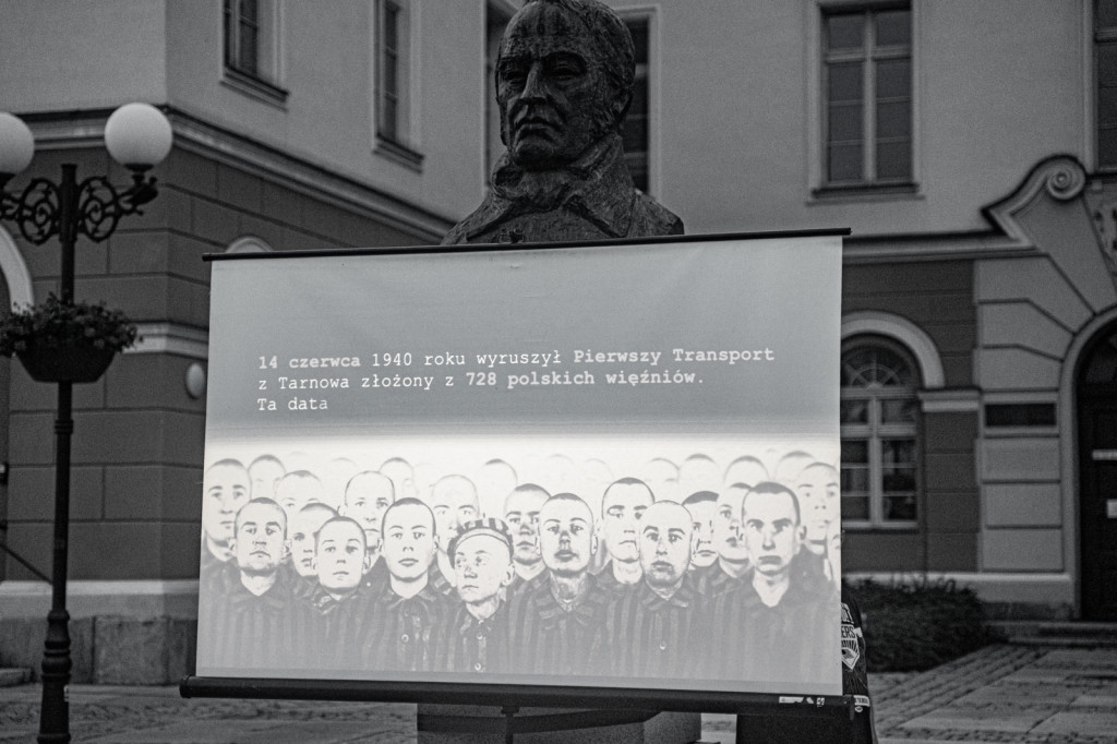 Hołd dla ofiar pierwszego transportu do KL Auschwitz. Projekcja filmów w Grodkowie