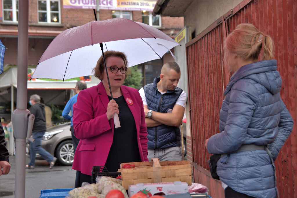 Zalewska, Ociepa i Porowska w Brzegu. Politycy PiS spotkali się z brzeżanami na miejskim targowisku (Zdjęcia)