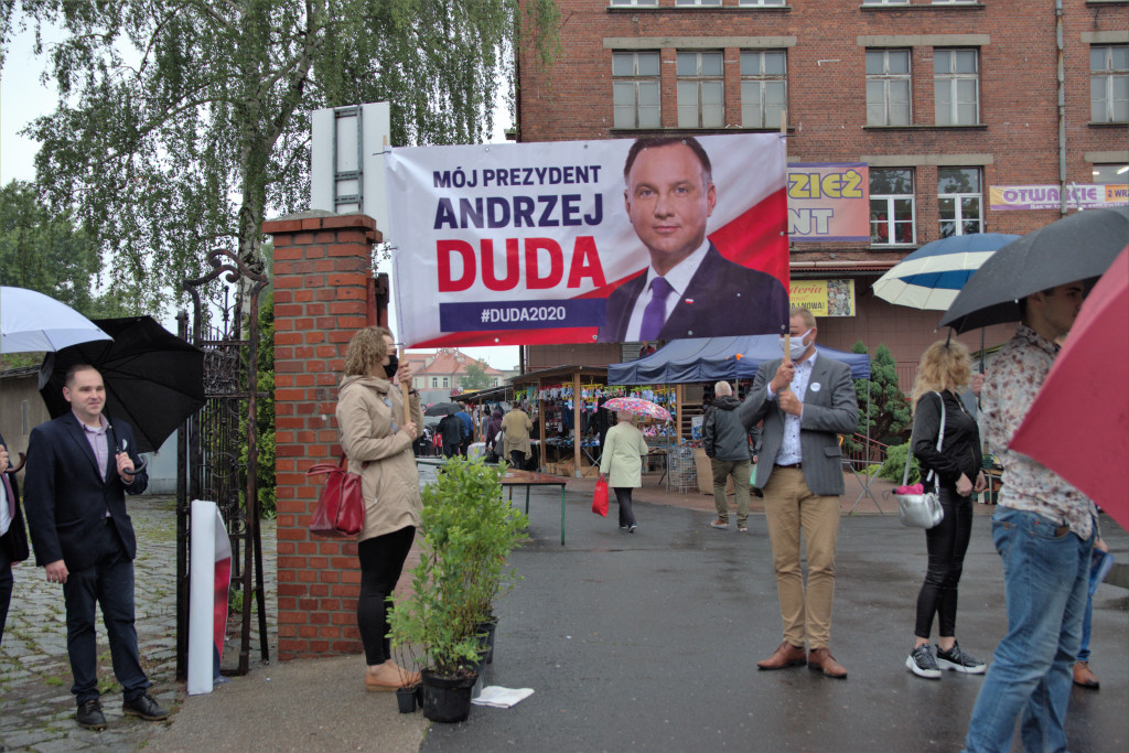 Zalewska, Ociepa i Porowska w Brzegu. Politycy PiS spotkali się z brzeżanami na miejskim targowisku (Zdjęcia)