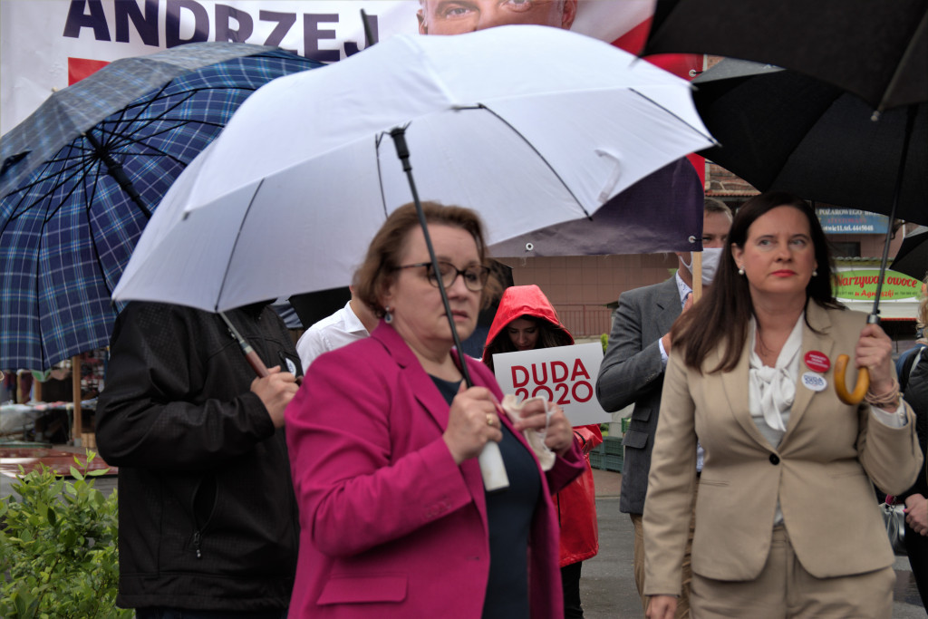 Zalewska, Ociepa i Porowska w Brzegu. Politycy PiS spotkali się z brzeżanami na miejskim targowisku (Zdjęcia)