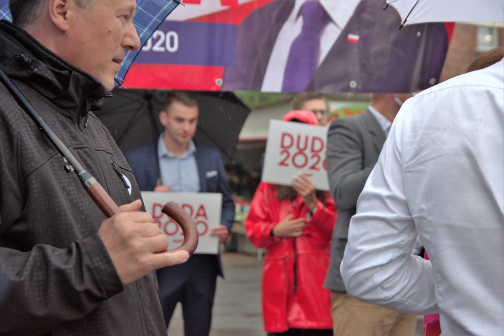 Zalewska, Ociepa i Porowska w Brzegu. Politycy PiS spotkali się z brzeżanami na miejskim targowisku (Zdjęcia)