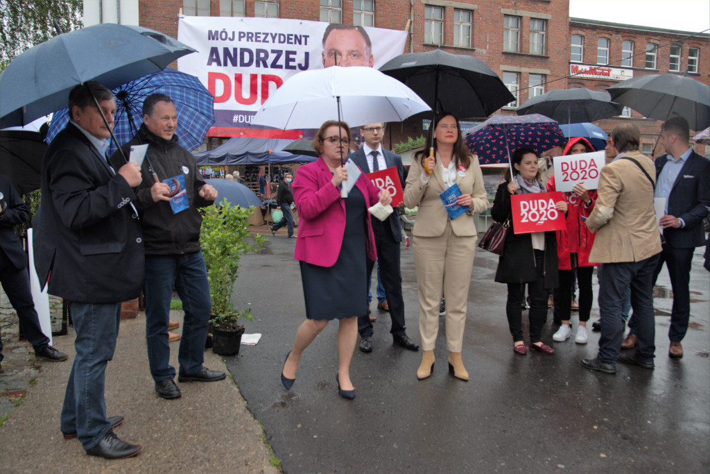Zalewska, Ociepa i Porowska w Brzegu. Politycy PiS spotkali się z brzeżanami na miejskim targowisku (Zdjęcia)