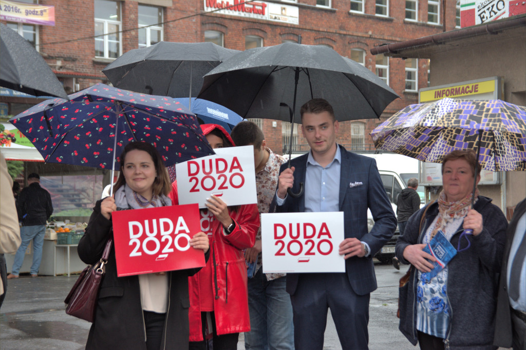 Zalewska, Ociepa i Porowska w Brzegu. Politycy PiS spotkali się z brzeżanami na miejskim targowisku (Zdjęcia)