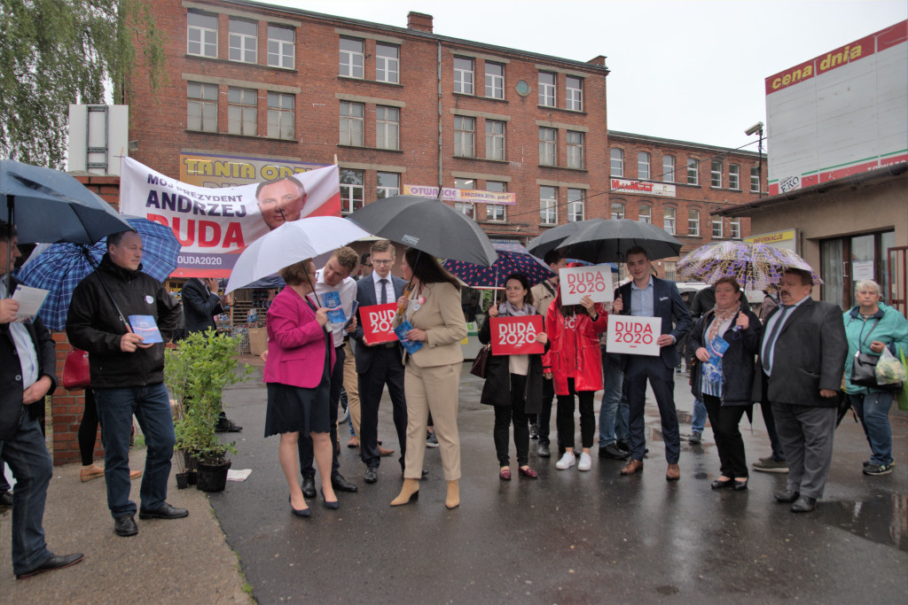 Zalewska, Ociepa i Porowska w Brzegu. Politycy PiS spotkali się z brzeżanami na miejskim targowisku (Zdjęcia)