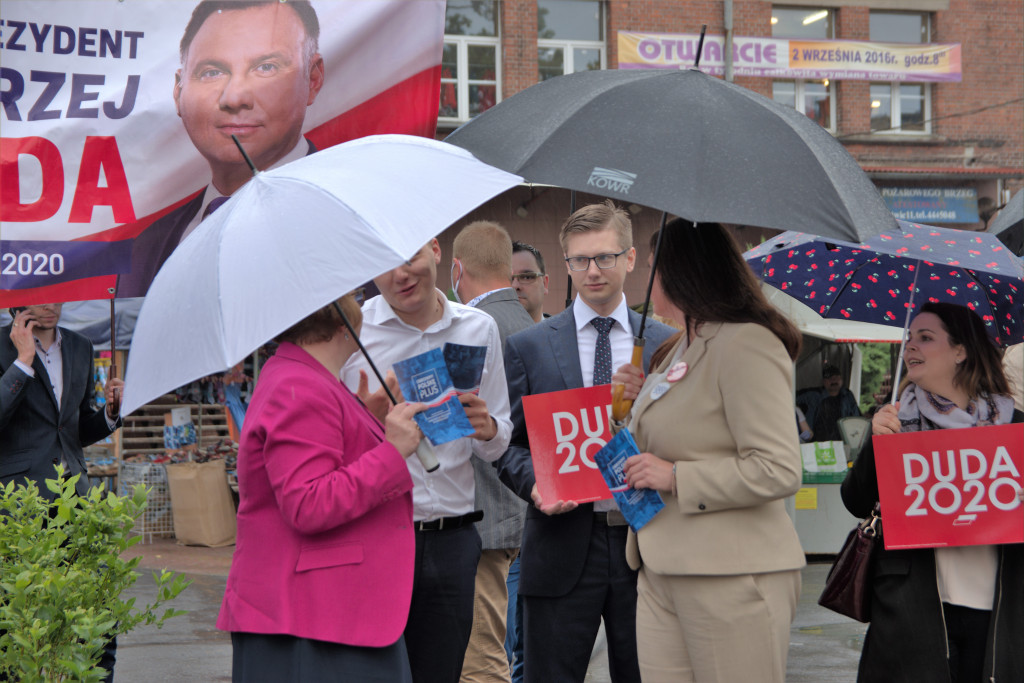Zalewska, Ociepa i Porowska w Brzegu. Politycy PiS spotkali się z brzeżanami na miejskim targowisku (Zdjęcia)