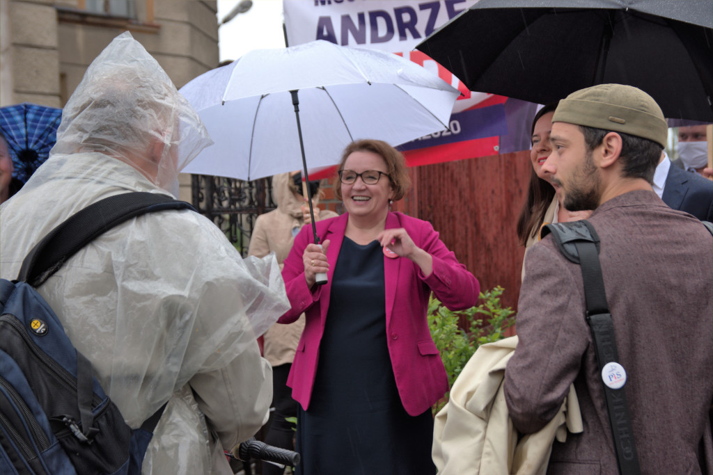Zalewska, Ociepa i Porowska w Brzegu. Politycy PiS spotkali się z brzeżanami na miejskim targowisku (Zdjęcia)