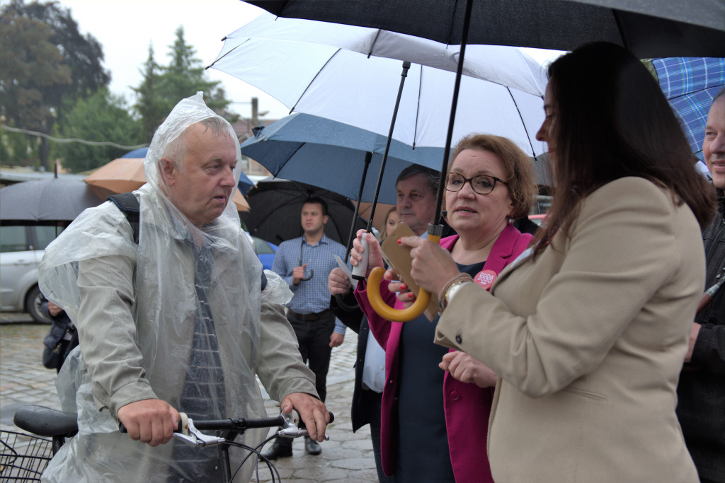 Zalewska, Ociepa i Porowska w Brzegu. Politycy PiS spotkali się z brzeżanami na miejskim targowisku (Zdjęcia)