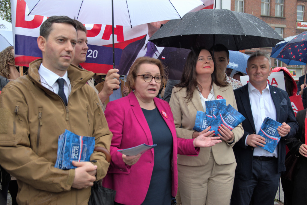 Zalewska, Ociepa i Porowska w Brzegu. Politycy PiS spotkali się z brzeżanami na miejskim targowisku (Zdjęcia)