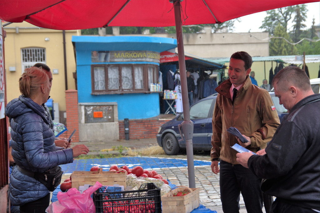Zalewska, Ociepa i Porowska w Brzegu. Politycy PiS spotkali się z brzeżanami na miejskim targowisku (Zdjęcia)