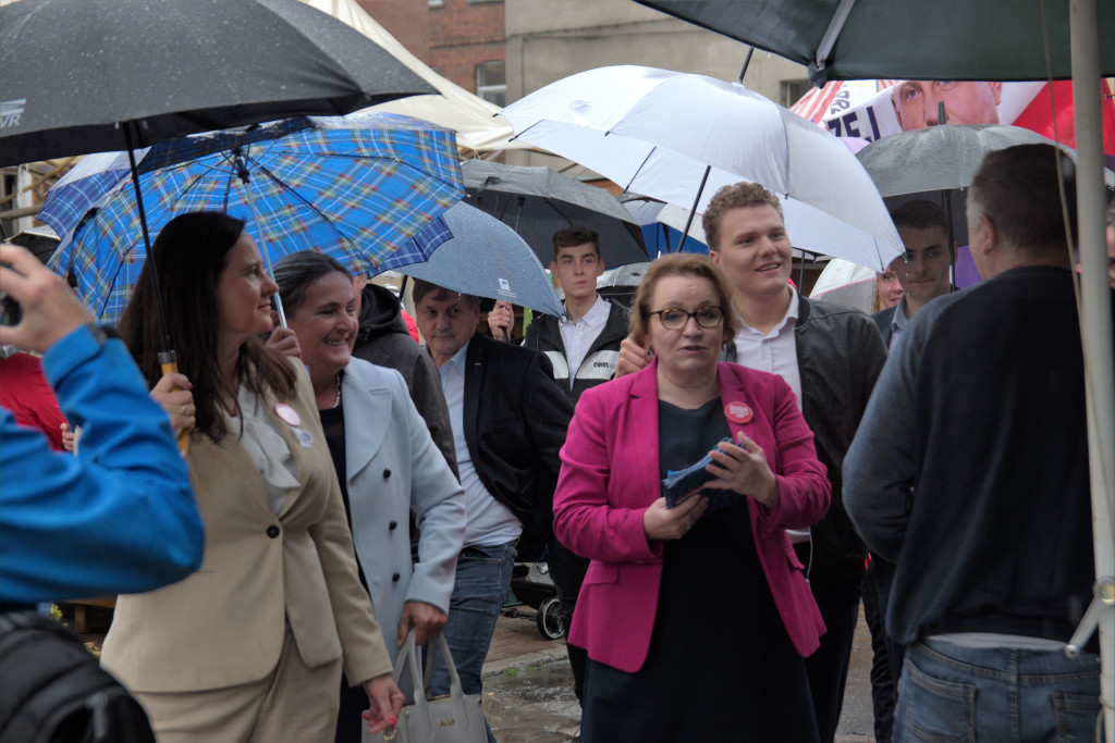Zalewska, Ociepa i Porowska w Brzegu. Politycy PiS spotkali się z brzeżanami na miejskim targowisku (Zdjęcia)
