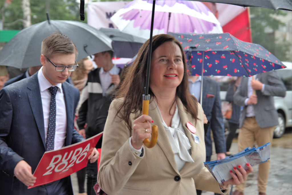 Zalewska, Ociepa i Porowska w Brzegu. Politycy PiS spotkali się z brzeżanami na miejskim targowisku (Zdjęcia)