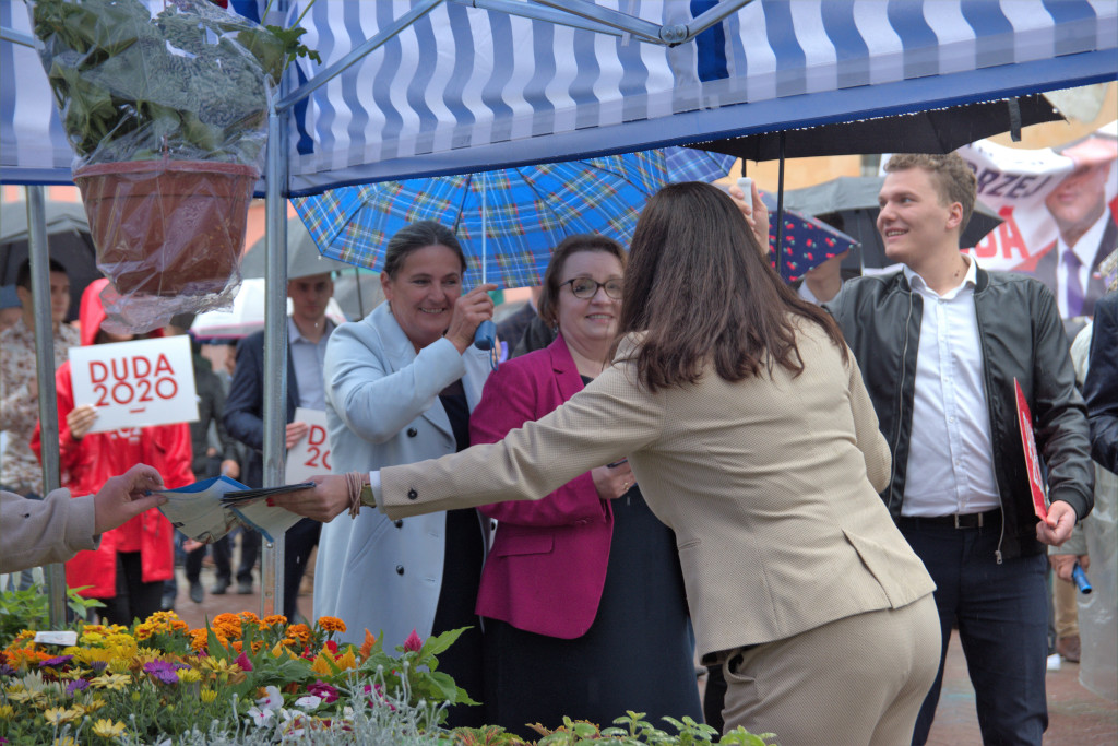 Zalewska, Ociepa i Porowska w Brzegu. Politycy PiS spotkali się z brzeżanami na miejskim targowisku (Zdjęcia)