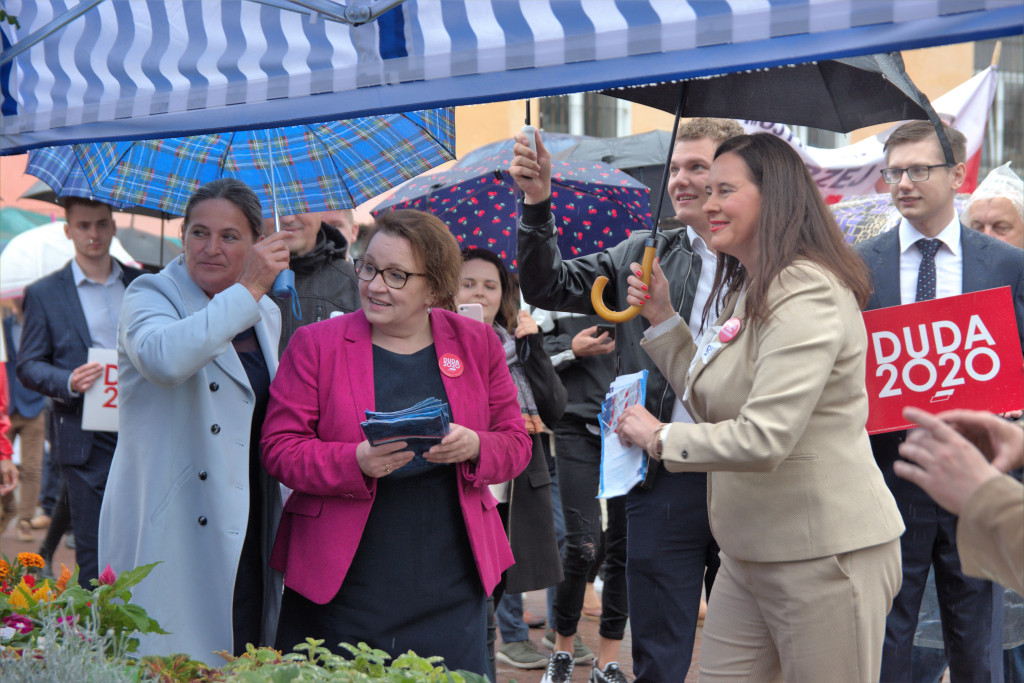 Zalewska, Ociepa i Porowska w Brzegu. Politycy PiS spotkali się z brzeżanami na miejskim targowisku (Zdjęcia)