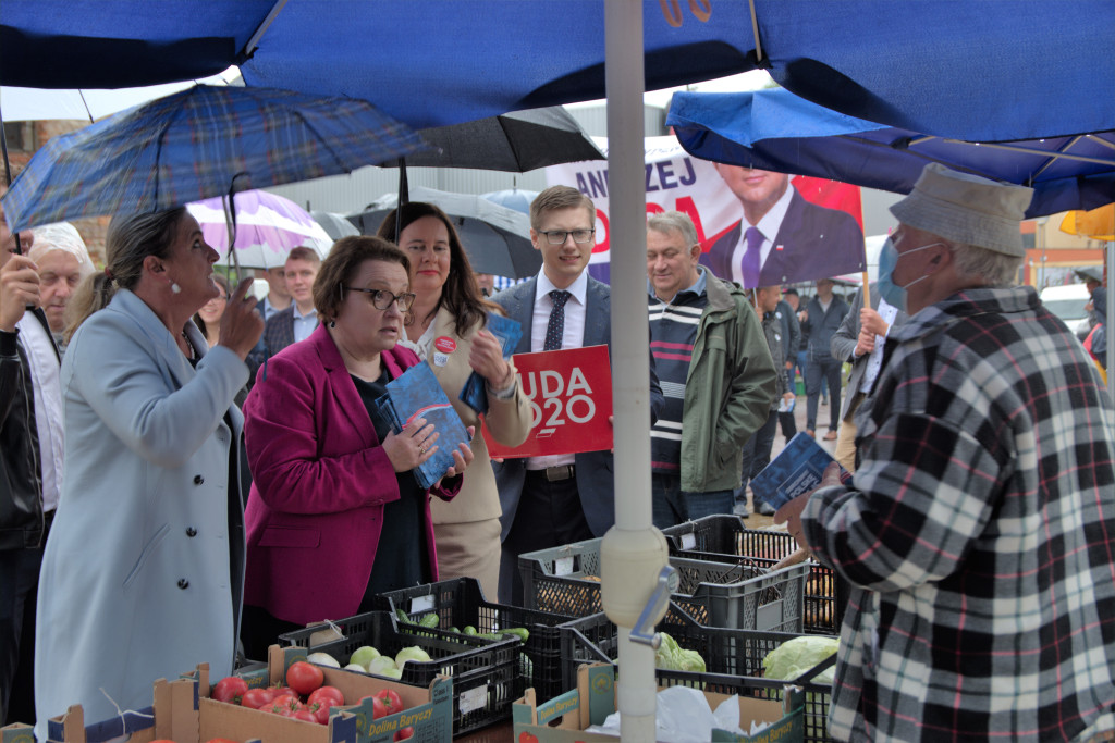Zalewska, Ociepa i Porowska w Brzegu. Politycy PiS spotkali się z brzeżanami na miejskim targowisku (Zdjęcia)