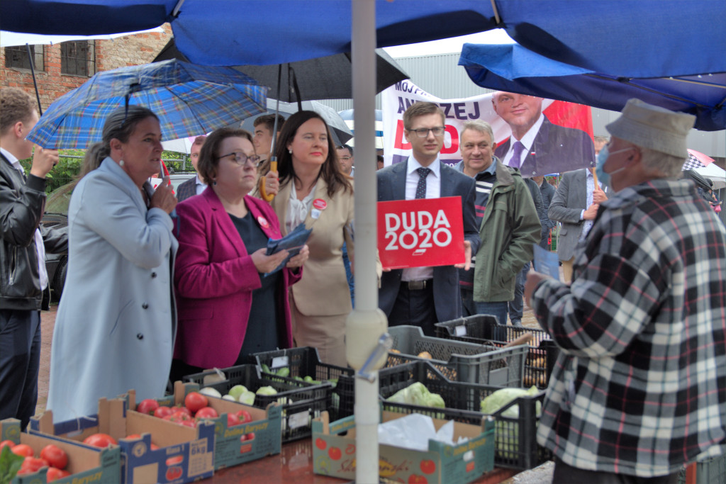 Zalewska, Ociepa i Porowska w Brzegu. Politycy PiS spotkali się z brzeżanami na miejskim targowisku (Zdjęcia)