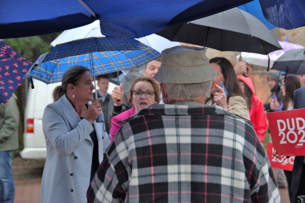 Zalewska, Ociepa i Porowska w Brzegu. Politycy PiS spotkali się z brzeżanami na miejskim targowisku (Zdjęcia)