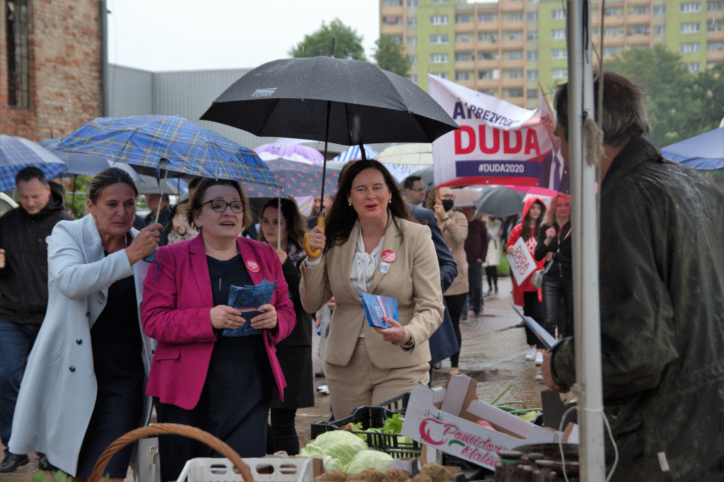 Zalewska, Ociepa i Porowska w Brzegu. Politycy PiS spotkali się z brzeżanami na miejskim targowisku (Zdjęcia)