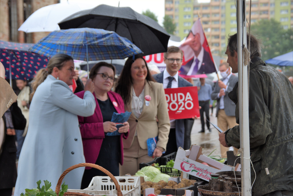 Zalewska, Ociepa i Porowska w Brzegu. Politycy PiS spotkali się z brzeżanami na miejskim targowisku (Zdjęcia)