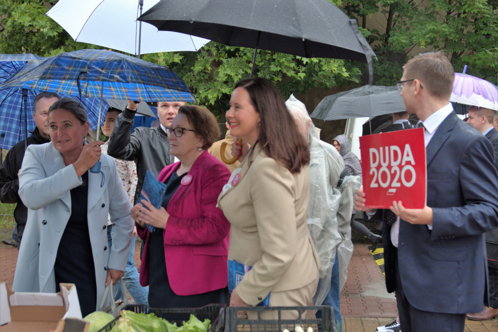 Zalewska, Ociepa i Porowska w Brzegu. Politycy PiS spotkali się z brzeżanami na miejskim targowisku (Zdjęcia)