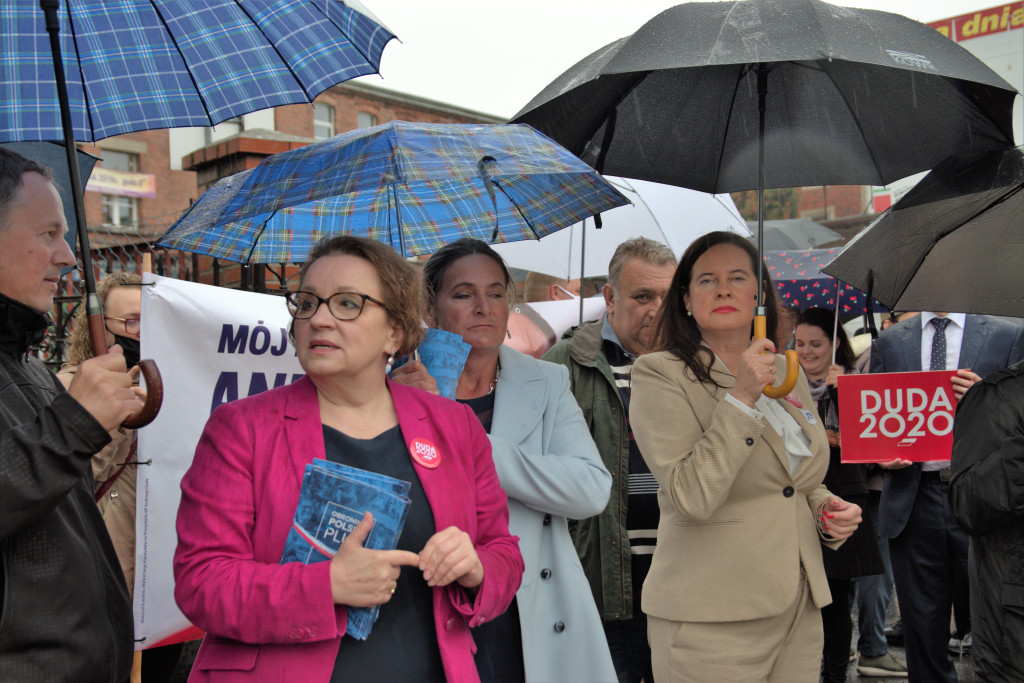 Zalewska, Ociepa i Porowska w Brzegu. Politycy PiS spotkali się z brzeżanami na miejskim targowisku (Zdjęcia)