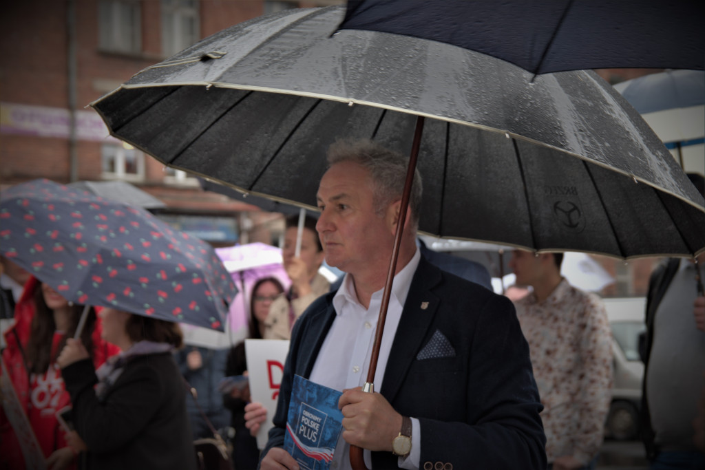 Zalewska, Ociepa i Porowska w Brzegu. Politycy PiS spotkali się z brzeżanami na miejskim targowisku (Zdjęcia)