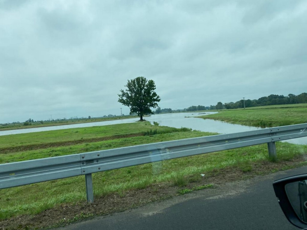Niebezpieczny zator na Nysie Kłodzkiej pod mostem kolejowym w Lewinie Brzeskim