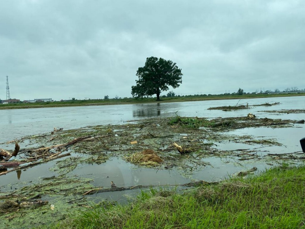 Niebezpieczny zator na Nysie Kłodzkiej pod mostem kolejowym w Lewinie Brzeskim