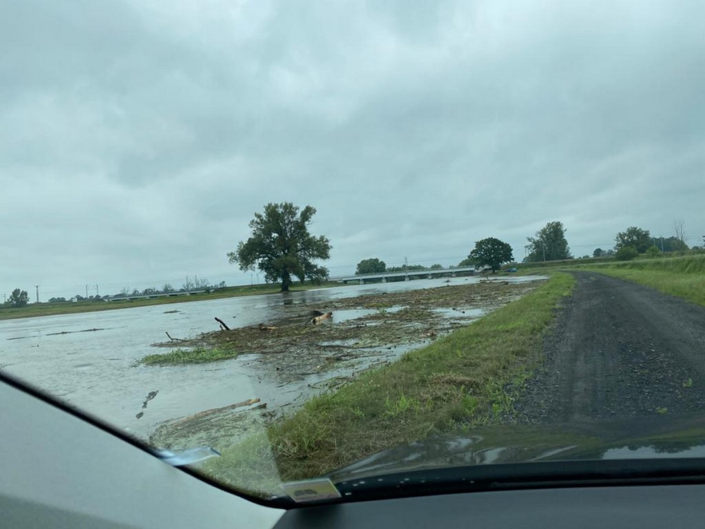 Niebezpieczny zator na Nysie Kłodzkiej pod mostem kolejowym w Lewinie Brzeskim