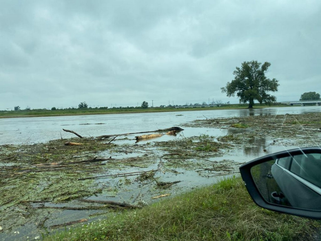 Niebezpieczny zator na Nysie Kłodzkiej pod mostem kolejowym w Lewinie Brzeskim