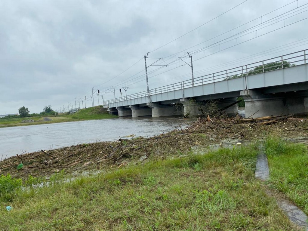 Niebezpieczny zator na Nysie Kłodzkiej pod mostem kolejowym w Lewinie Brzeskim