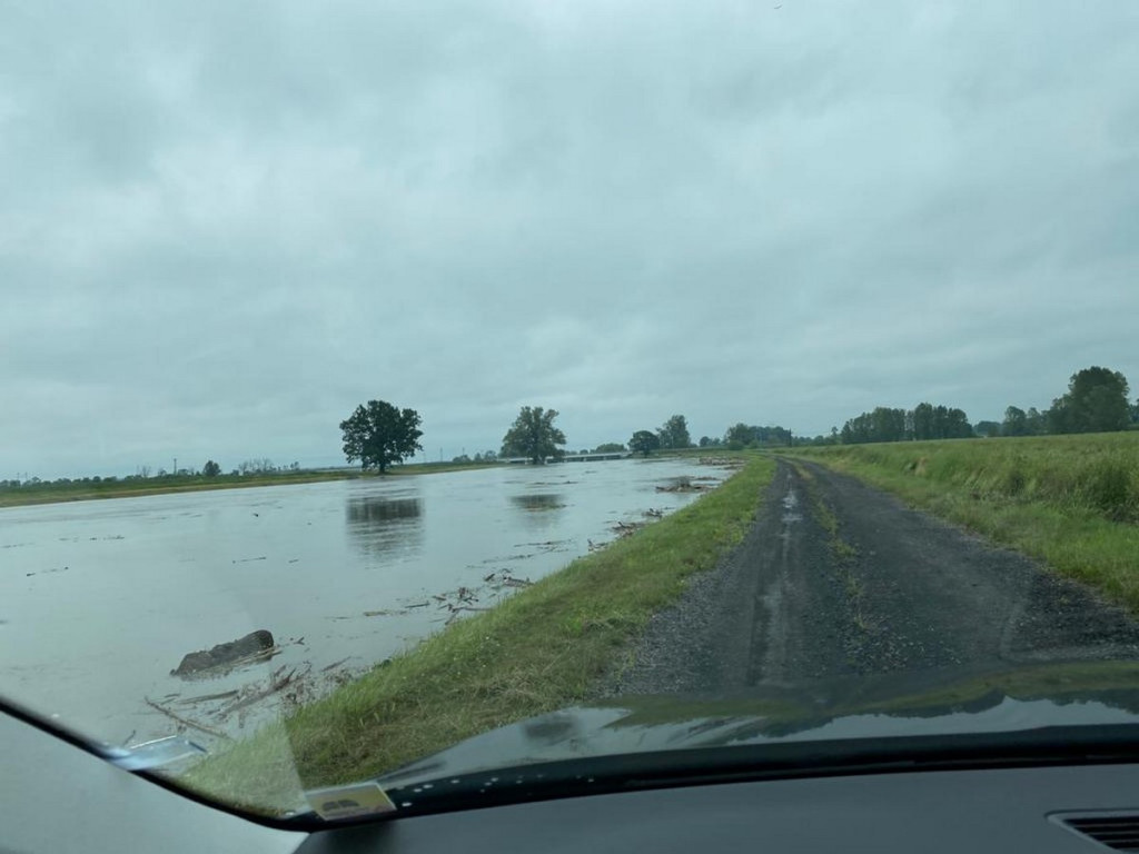 Niebezpieczny zator na Nysie Kłodzkiej pod mostem kolejowym w Lewinie Brzeskim