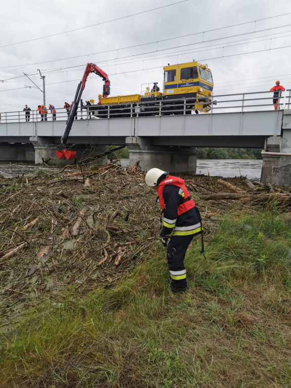 Strażacy i pracownicy PKP udrożnili zator na Nysie Kłodzkiej