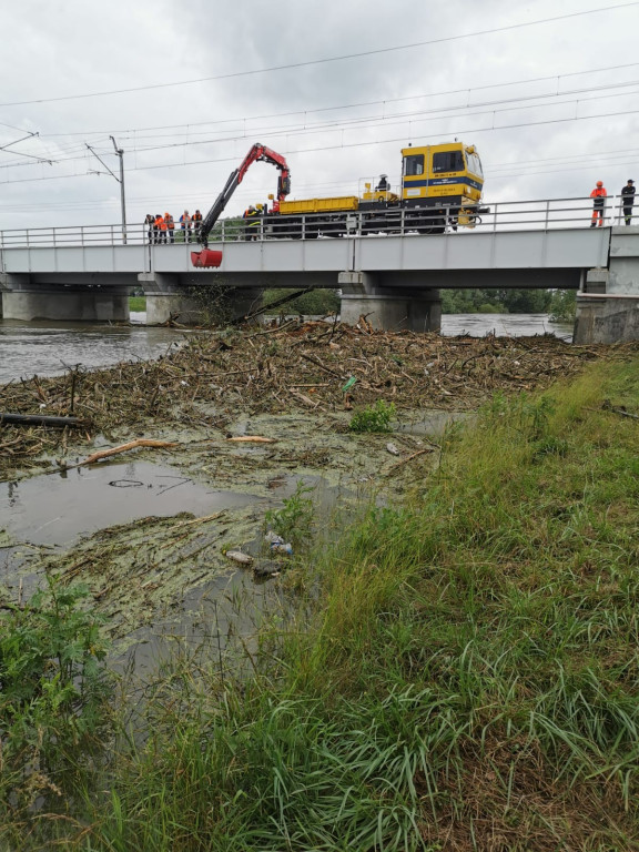 Strażacy i pracownicy PKP udrożnili zator na Nysie Kłodzkiej