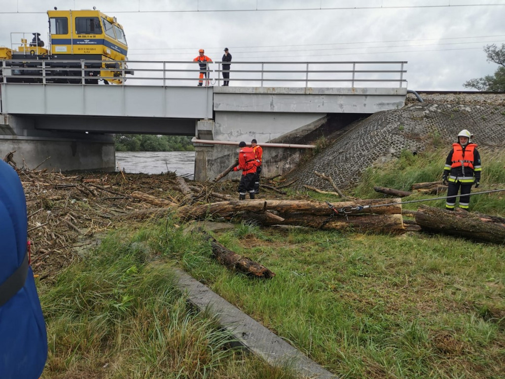 Strażacy i pracownicy PKP udrożnili zator na Nysie Kłodzkiej