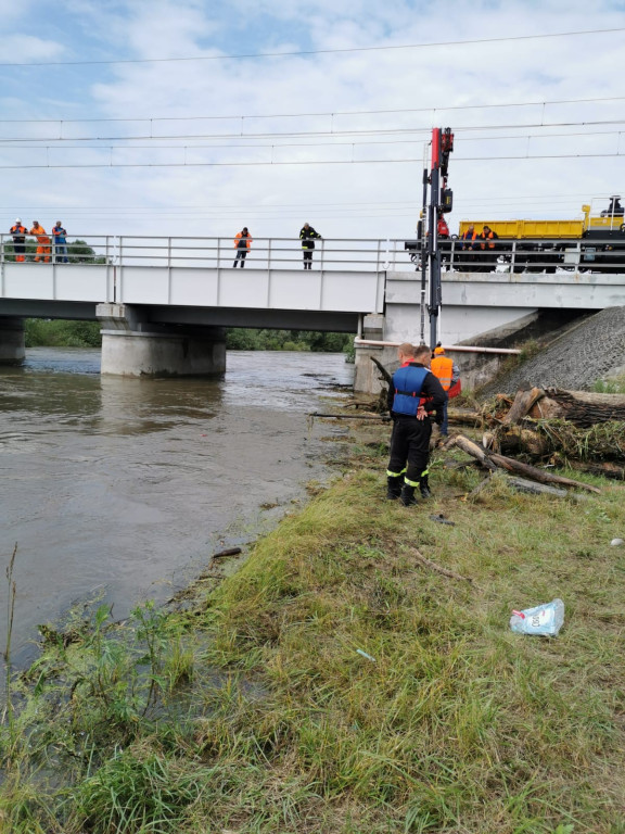 Strażacy i pracownicy PKP udrożnili zator na Nysie Kłodzkiej