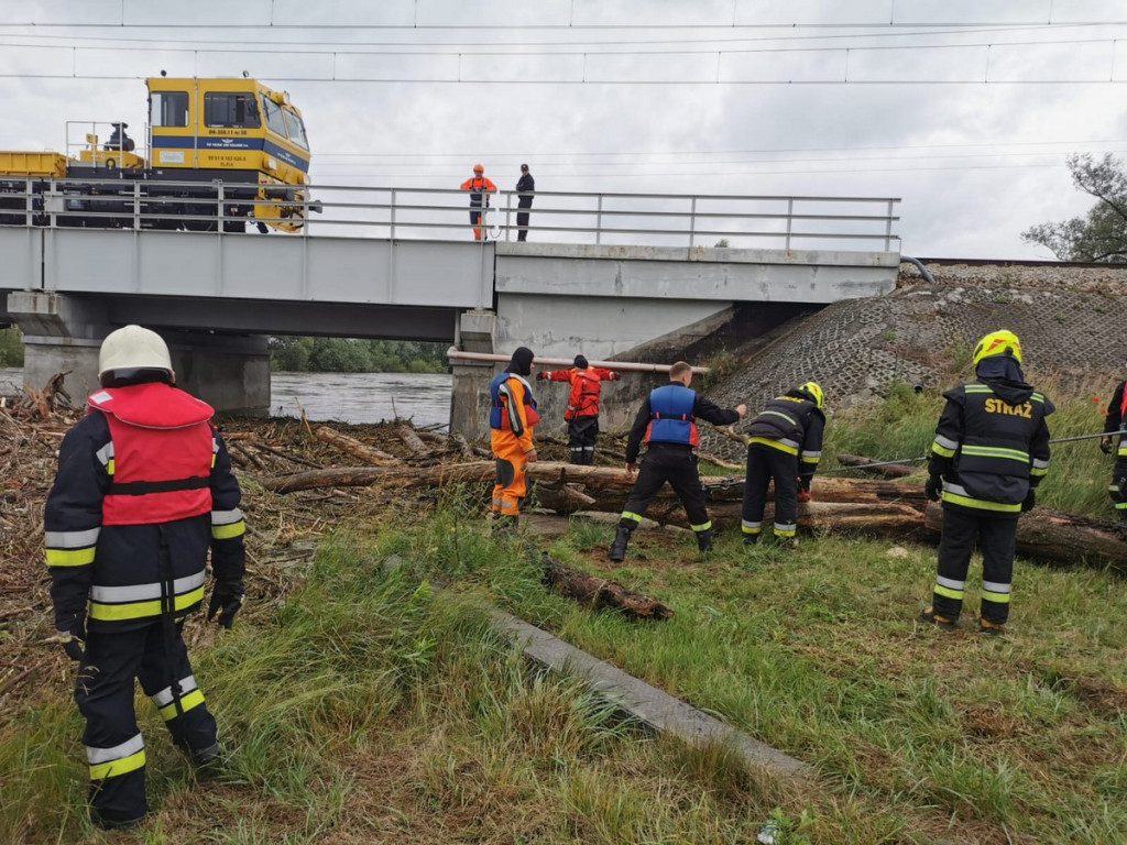 Strażacy i pracownicy PKP udrożnili zator na Nysie Kłodzkiej