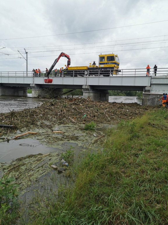 Strażacy i pracownicy PKP udrożnili zator na Nysie Kłodzkiej