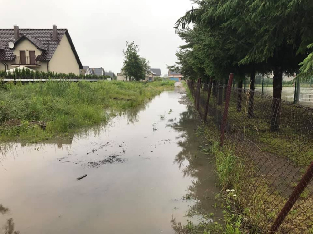 Mieszkańcy Tivoli nie mogą się doczekać na drogę. Osiedle wygląda jak 