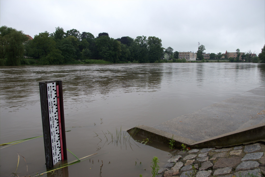 Fala kulminacyjna na Odrze przeszła przez Brzeg. Są lokalne podtopienia pól, ale miastu nic nie grozi. Woda powinna teraz zacząć opadać (zdjęcia + film)
