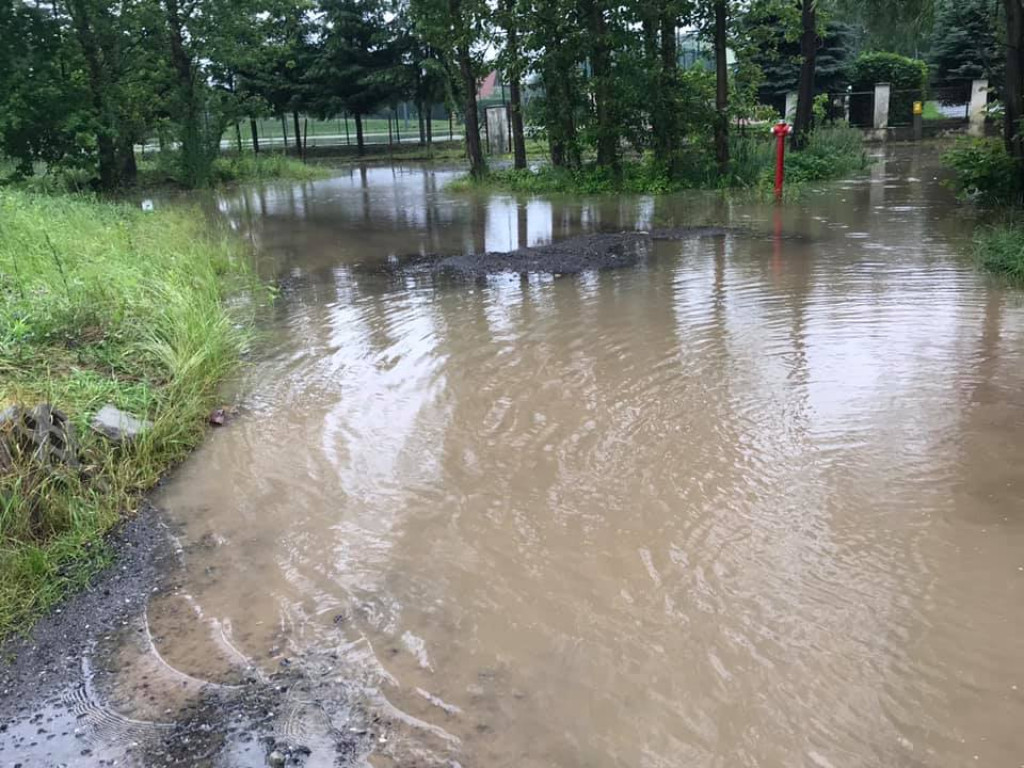 Mieszkańcy Tivoli nie mogą się doczekać na drogę. Osiedle wygląda jak 