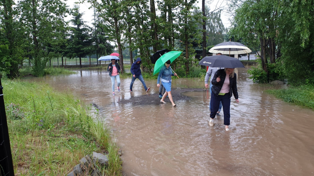 Mieszkańcy Tivoli nie mogą się doczekać na drogę. Osiedle wygląda jak 