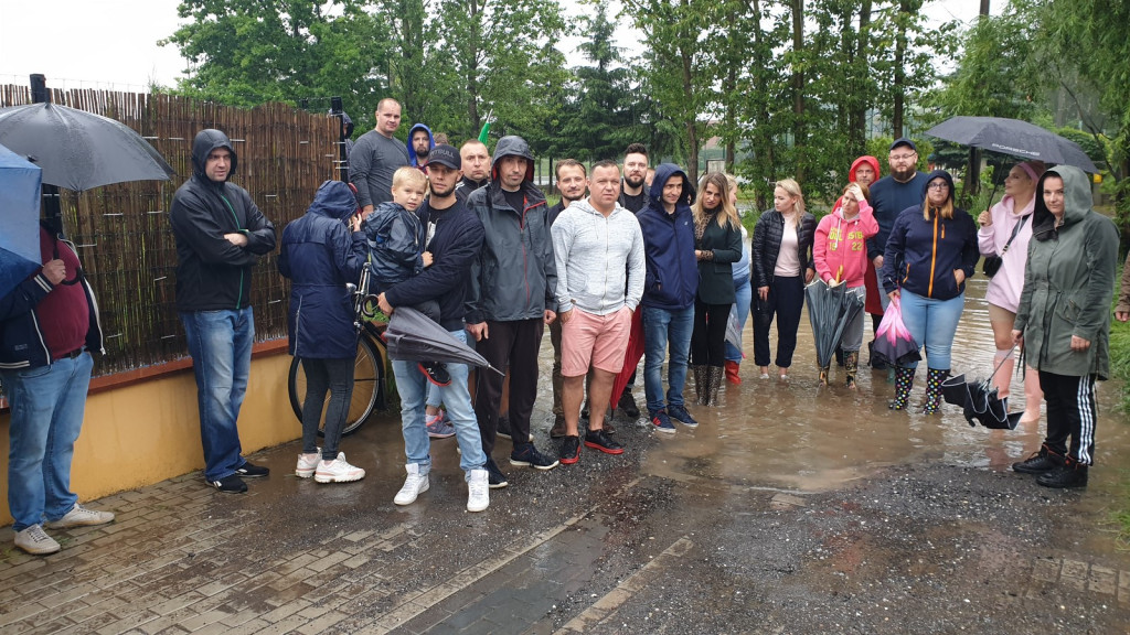 Mieszkańcy Tivoli nie mogą się doczekać na drogę. Osiedle wygląda jak 