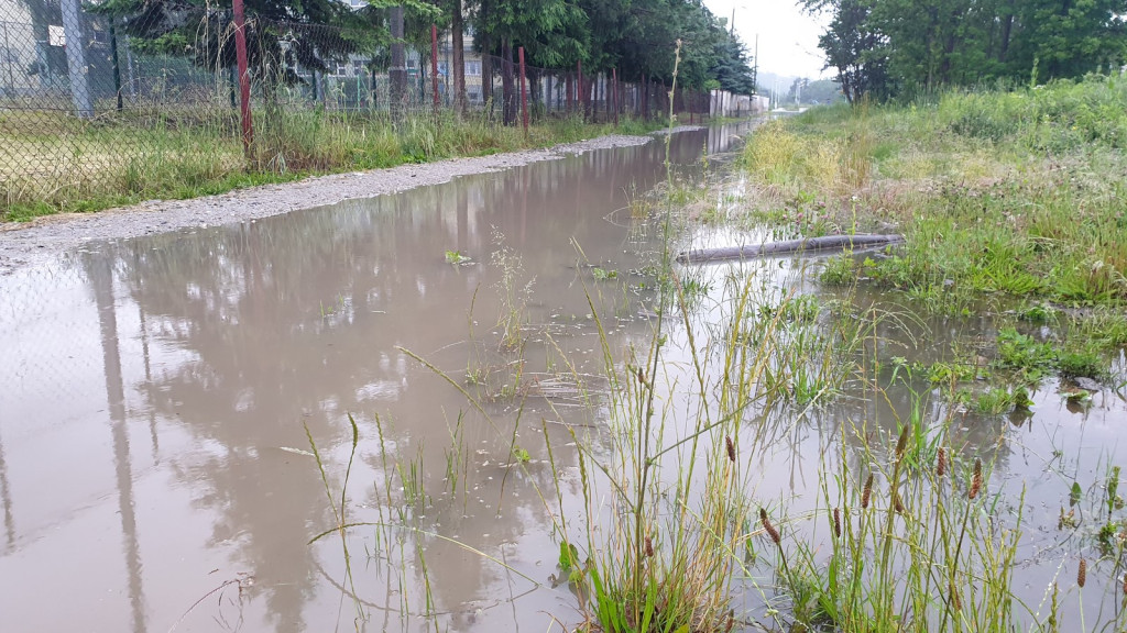 Mieszkańcy Tivoli nie mogą się doczekać na drogę. Osiedle wygląda jak 