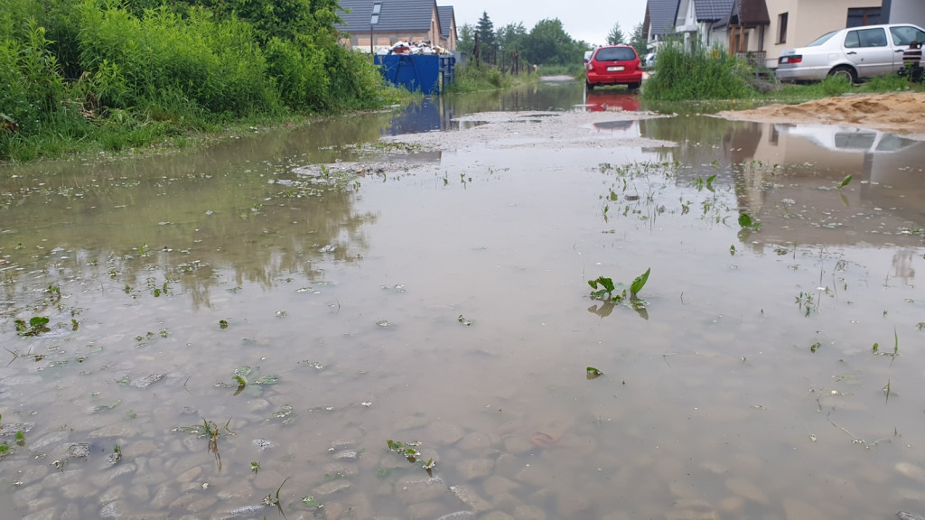 Mieszkańcy Tivoli nie mogą się doczekać na drogę. Osiedle wygląda jak 