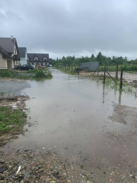 Mieszkańcy Tivoli nie mogą się doczekać na drogę. Osiedle wygląda jak 